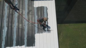 Découvrez l'importance du nettoyage et de l'entretien du toit