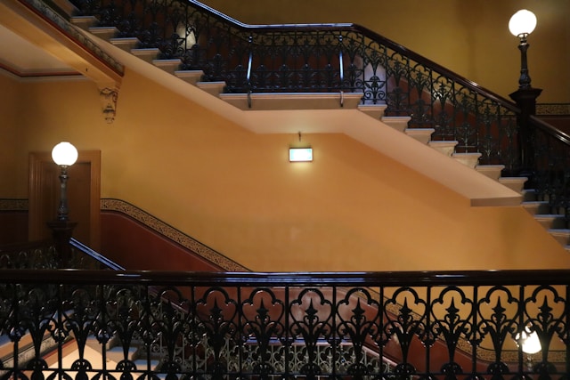 Sécuriser les escaliers : les meilleures barrières de sécurité pour les personnes âgées en 2025