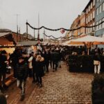 Explorez le marché de Noël animé de Nyhavn, à Copenhague, qui capture l'atmosphère festive et le charme architectural.