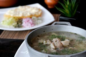Consome : soupe de poulet mexicaine authentique, bouillon de poulet avec tostada