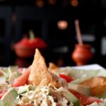 Salade de nachos mexicains authentiques avec tomates et guacamole