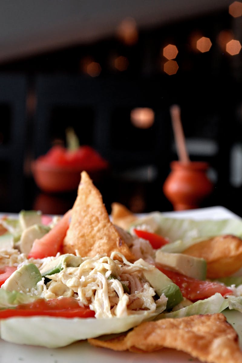 Salade de nachos mexicains authentiques avec tomates et guacamole