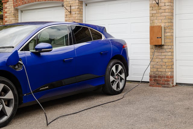 Faut-il choisir une borne de recharge connectée ou simple ? Avantages et limites