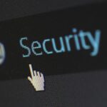Vue rapprochée d'un curseur de souris sur un texte de sécurité numérique affiché.