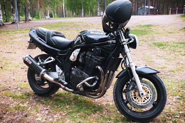 Les 10 accessoires essentiels pour les passionnés de motos Suzuki