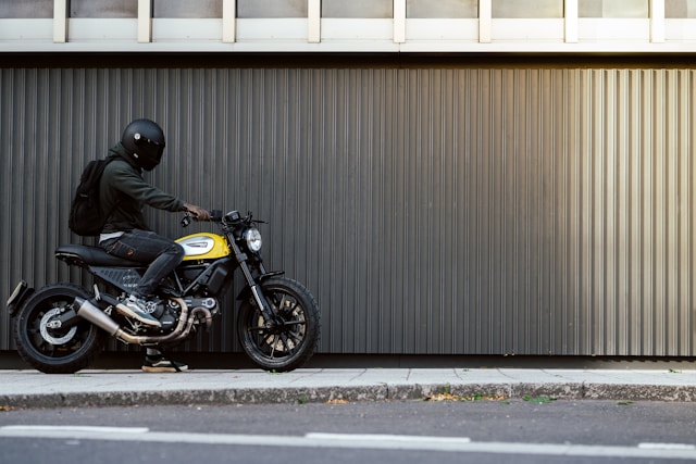 Des conseils pratiques pour réduire sa consommation de carburant en conduisant sa moto
